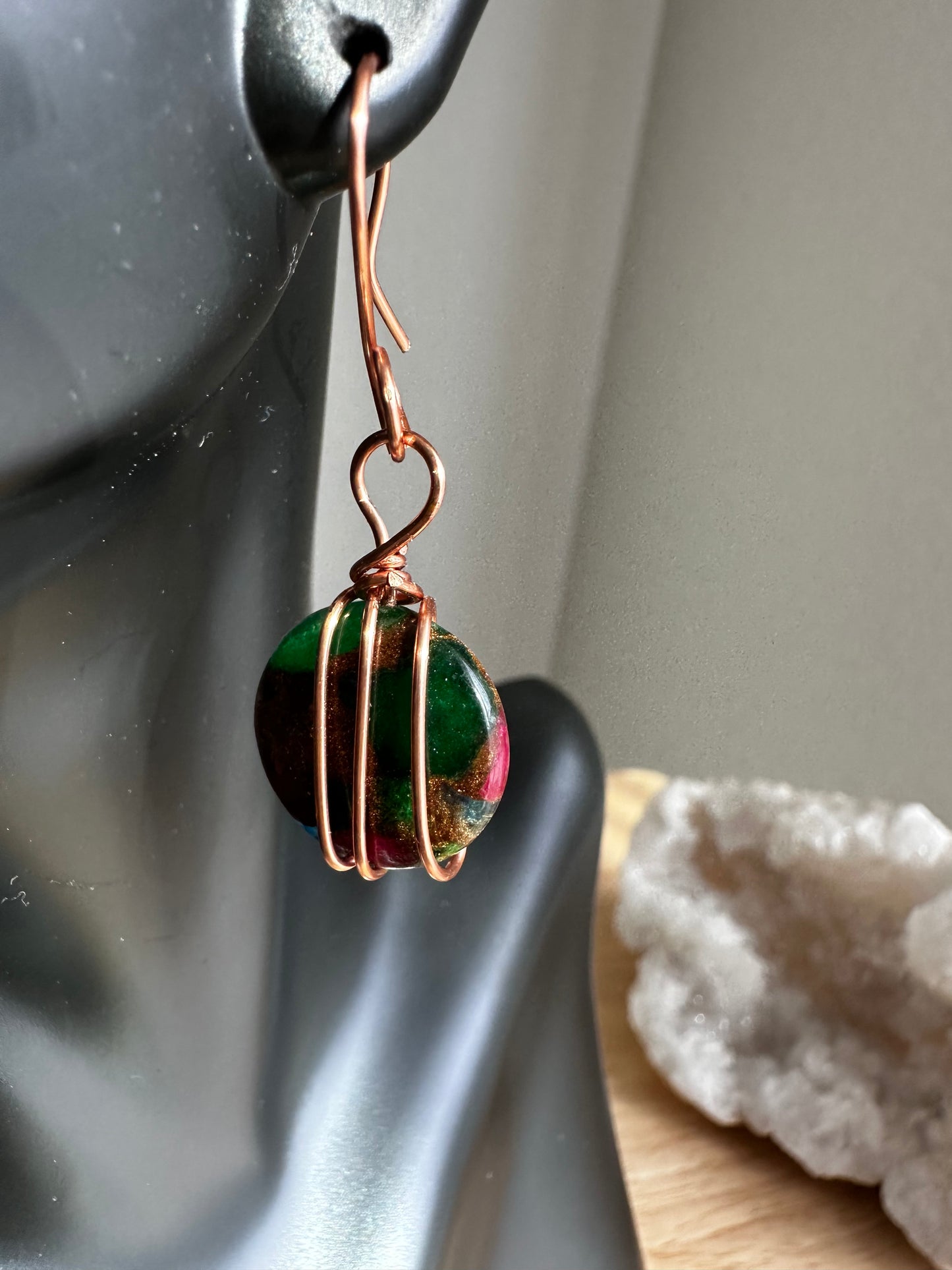 Agate - Earrings copper A glamorous piece to add a hint of sophistication to any outfit, these earrings are sure to make a lasting impression.