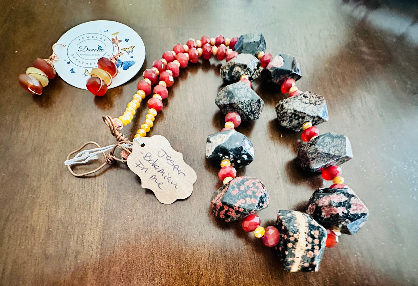 This one-of-a-kind rose gold necklace dazzles with an enthralling display of jasper stones, each variegated with hues of orange, brown, black, and white. An exquisit