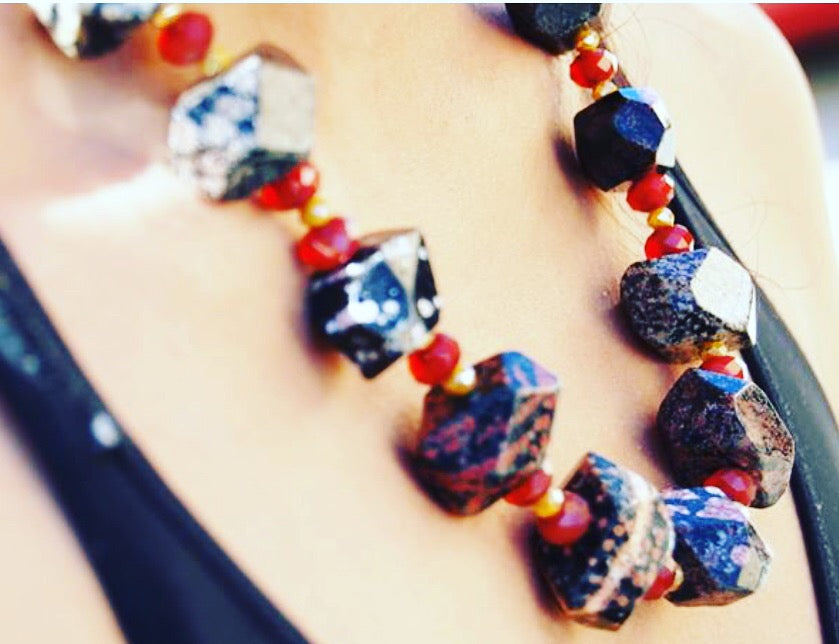 This one-of-a-kind rose gold necklace dazzles with an enthralling display of jasper stones, each variegated with hues of orange, brown, black, and white. An exquisit